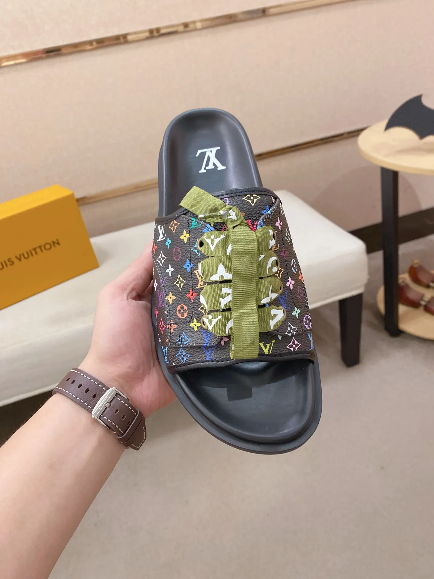 Men's shoes 💰: 340💰Made by LV🔍Top purchasing agents. Men's spring and summer slippers are available at the same counter. The uppers are imported cowhide from Italy, with logo graphics and high-quality craftsmanship. Soles: original soles specially provided by the original factory. Exclusive movable molded soles are super comfortable. Original goods follow orders. 🔍🔍High quality. You can enter and exit the counter at will. Welcome to compare. Size 38-44.